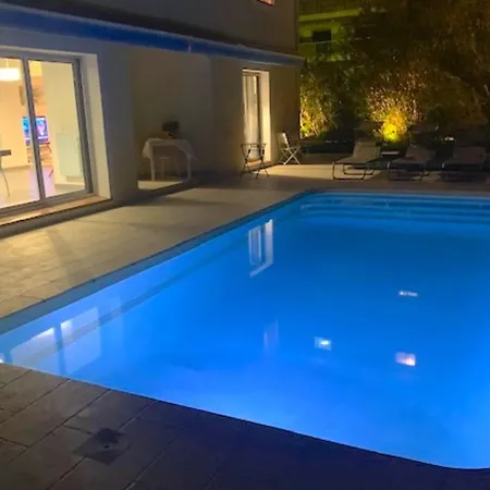 - 8 Personnes - Piscine - Parking *
